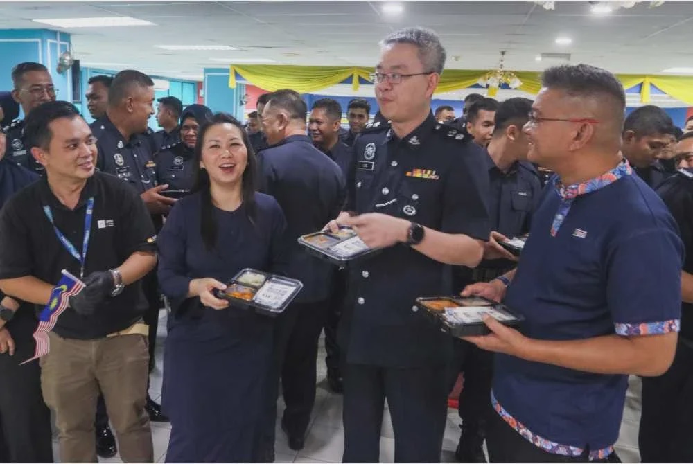 Image from: Bento Ayam Masak 3 Rasa buat warga IPD Timur Laut sempena Hari Malaysia
