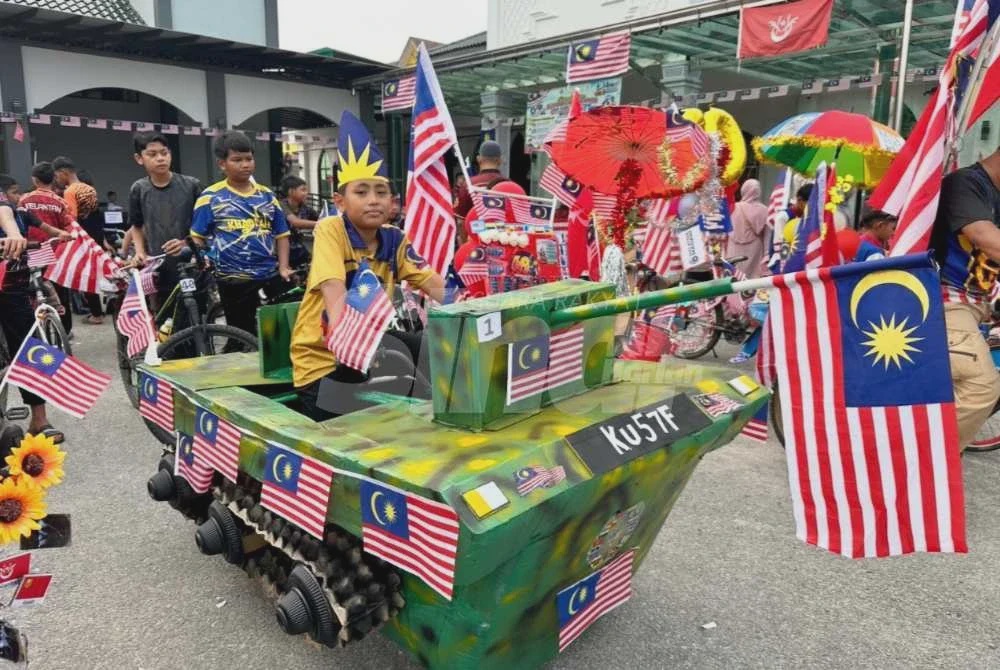 Image from: Jemaah masjid jahit Jalur Gemilang 6.9 meter semarak sambutan Merdeka ke-69