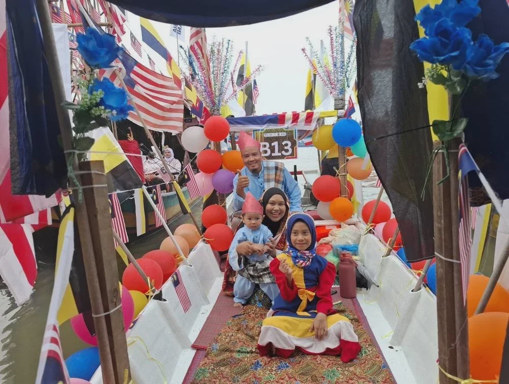 Image from: 206 bot berhias warnai Sungai Kerang sempena Hari Malaysia