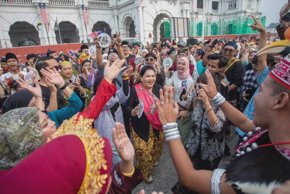 Image from: Keretapi Sarong 2026 meriahkan sambutan Hari Malaysia di seluruh negara