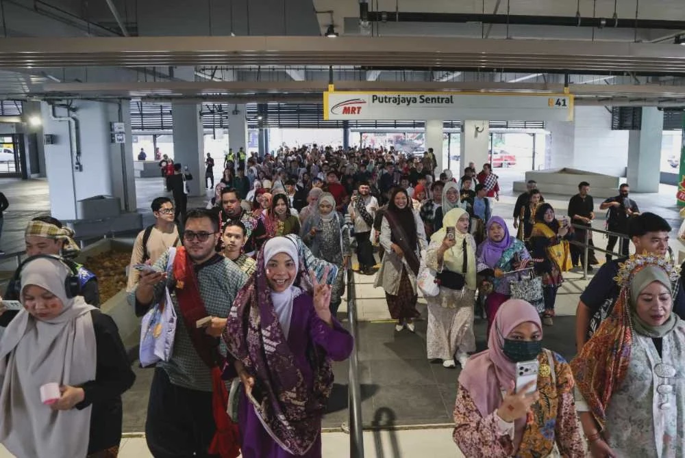 Image from: Keretapi Sarong 2026 meriahkan sambutan Hari Malaysia di seluruh negara
