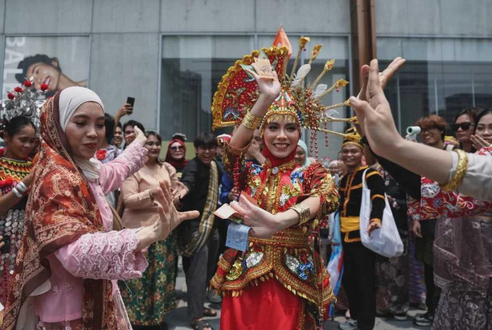 Image from: Keretapi Sarong 2026 meriahkan sambutan Hari Malaysia di seluruh negara