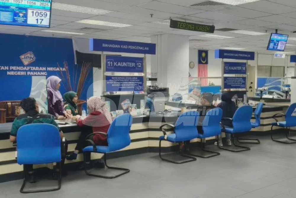 Image from: Pesara, pasangan teruja jadi individu terawal miliki MyKad generasi baharu di Pahang