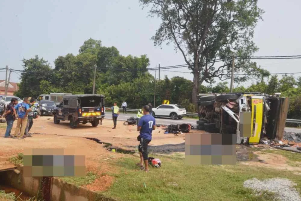 Image from: Suami isteri maut ketika konvoi, motosikal bertembung lori