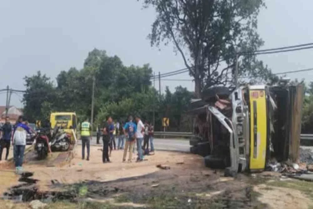 Image from: Suami isteri maut ketika konvoi, motosikal bertembung lori