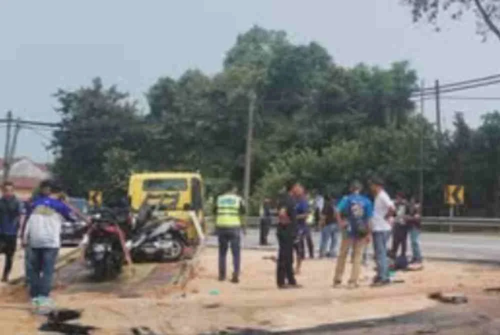Image from: Suami isteri maut ketika konvoi, motosikal bertembung lori