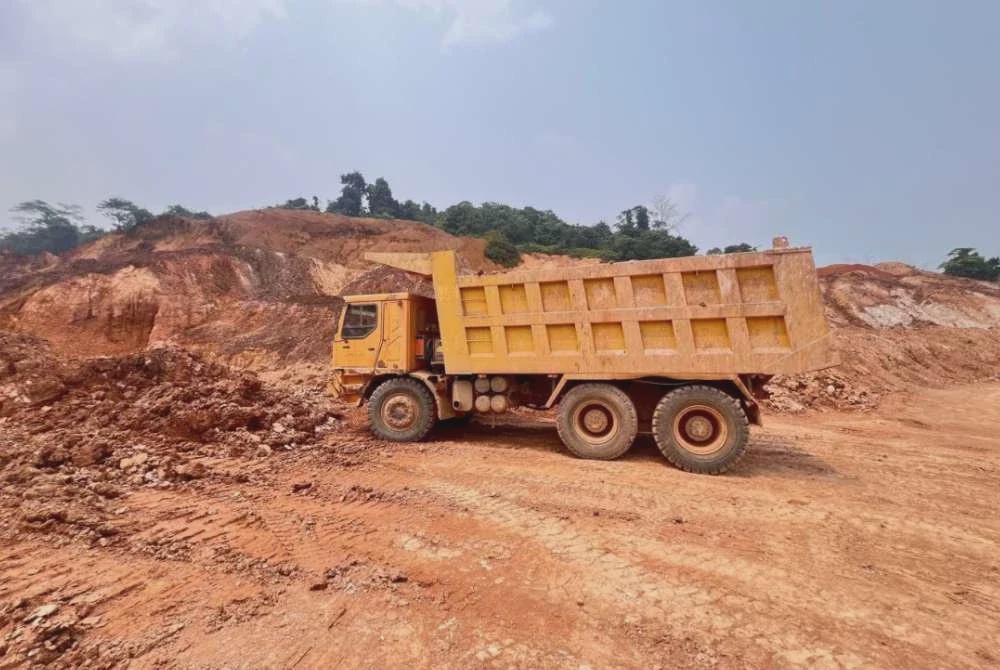 Image from: Enam warga Myanmar ditahan korek tanah tanpa lesen di lombong bijih besi