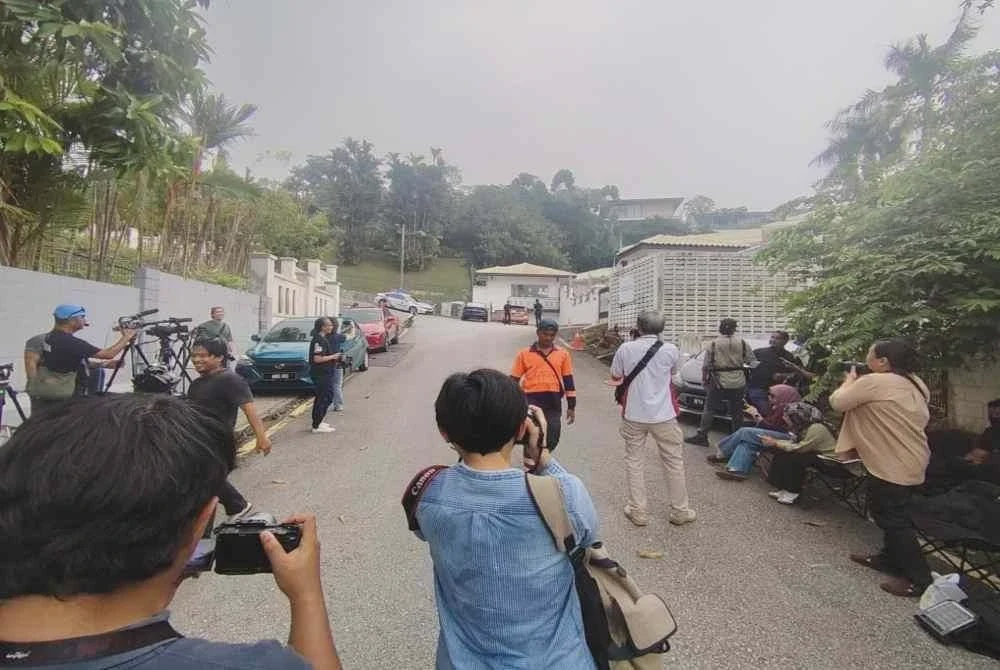 Image from: Lembaga Pengampunan bermesyuarat: Media berkumpul di rumah Najib Razak di Langgak Duta