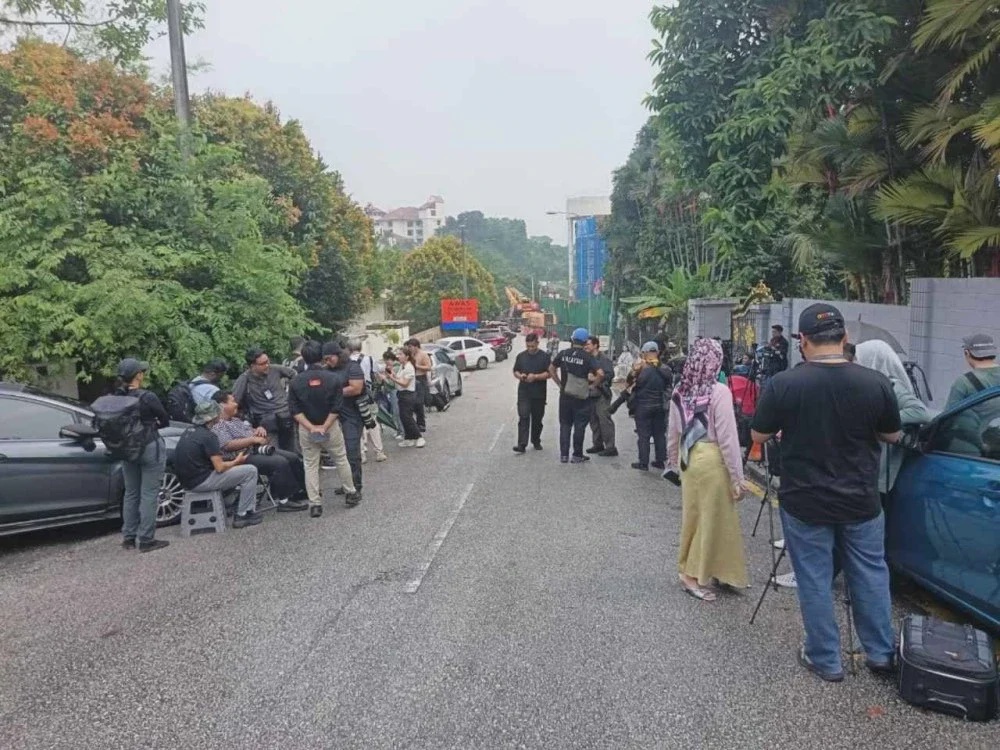 Image from: Penyokong tidak sabar sambut kepulangan Najib