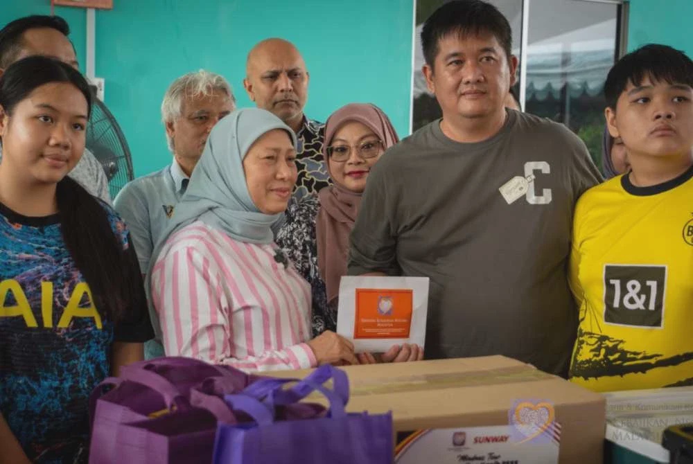 Image from: Keluarga mangsa nahas helikopter FDS terima bantuan PEKA