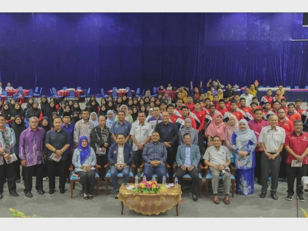 Image from: 100 pelajar kurang berkemampuan terima manfaat Program Tuisyen Pintar