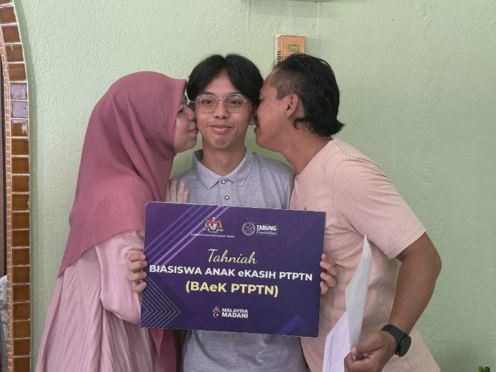 Image from: Biasiswa BAeK PTPTN ringankan beban keluarga