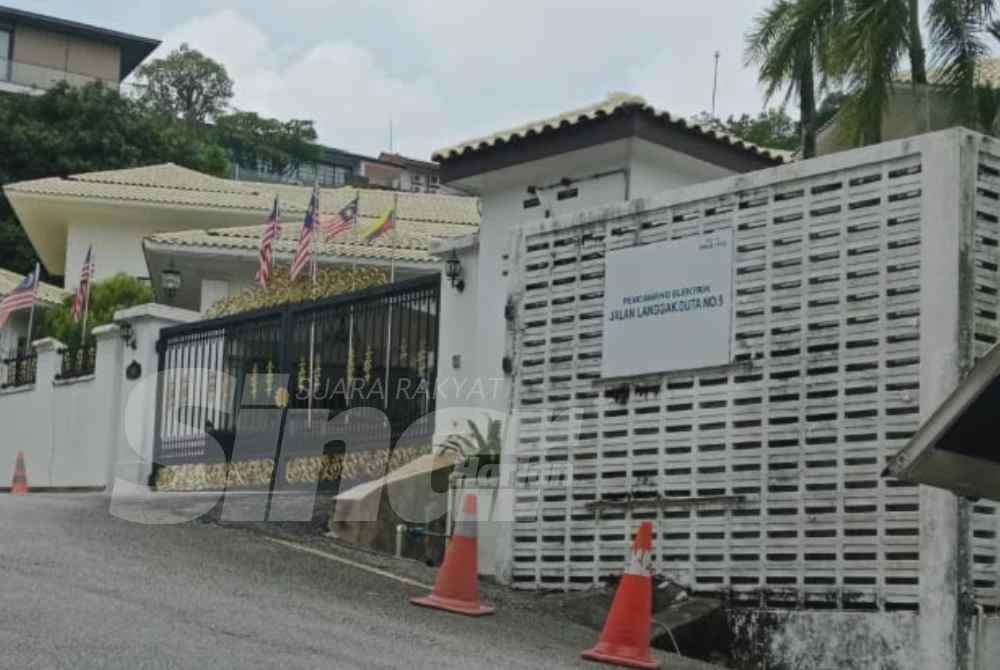 Image from: Kediaman Najib lengang, polis kekal kawalan keselamatan