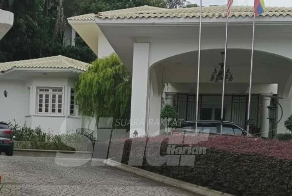 Image from: Dua SUV curi tumpuan di kediaman Najib