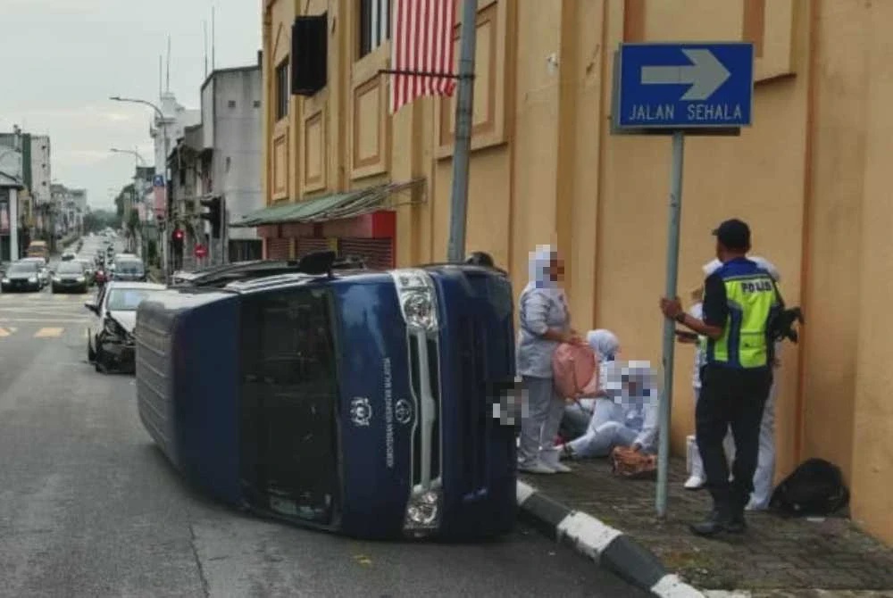 Image from: Van bawa 10 jururawat pelatih terbalik