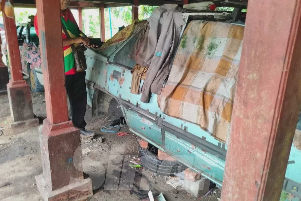 Image from: Suri rumah maut: Arwah sedang kopek ikan bilis sebelum ditusuk pisau