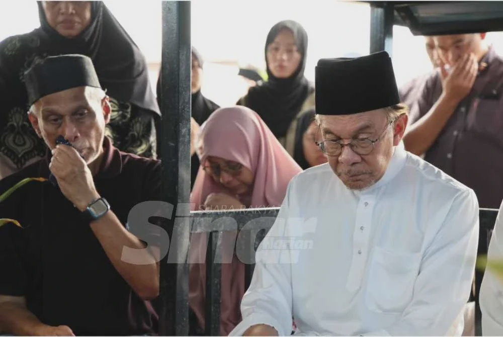 Image from: Anwar iringi jenazah abang, dikebumikan di Cherok Tokun Bawah
