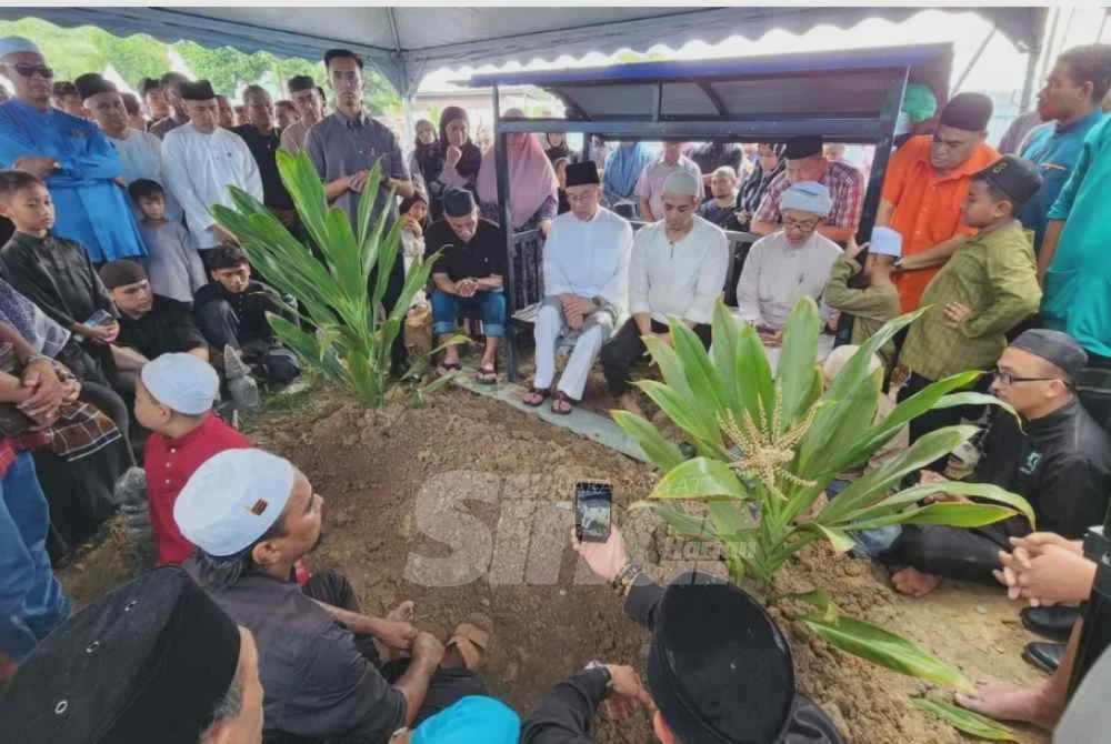 Image from: Anwar iringi jenazah abang, dikebumikan di Cherok Tokun Bawah