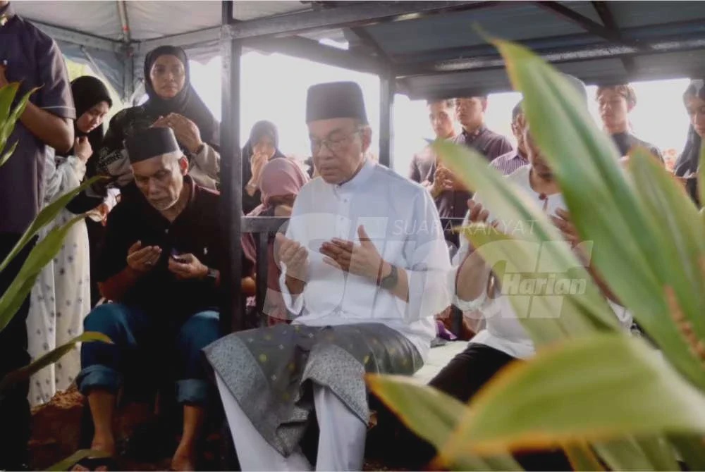 Image from: Anwar iringi jenazah abang, dikebumikan di Cherok Tokun Bawah