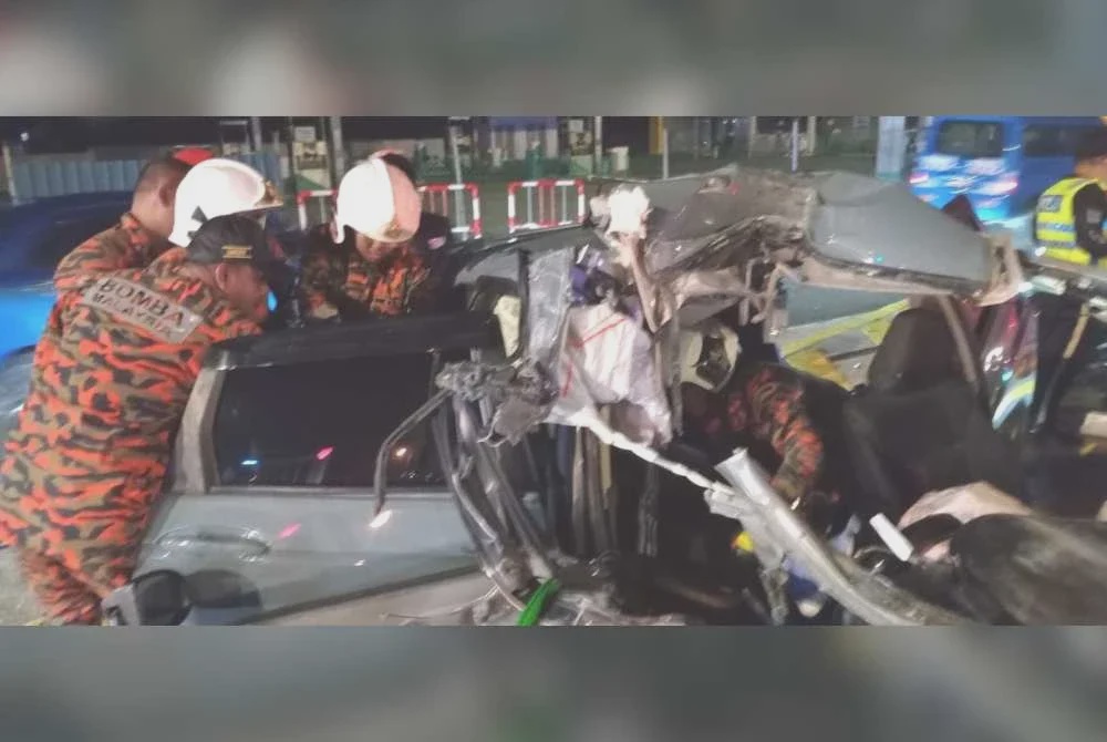 Image from: Wanita maut kereta langgar belakang lori di lampu isyarat