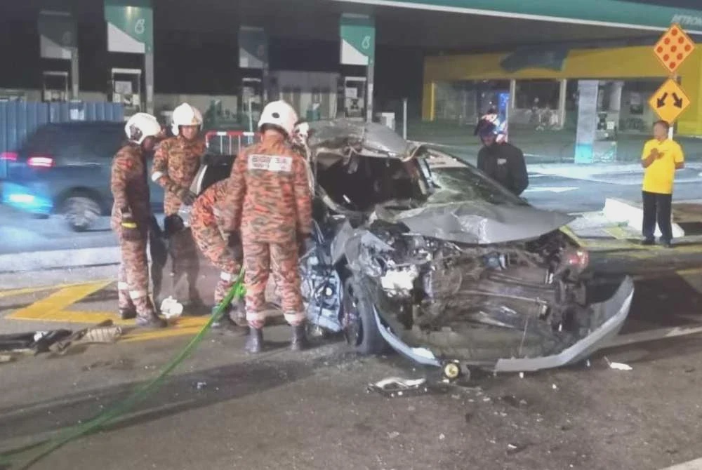 Image from: Wanita maut kereta langgar belakang lori di lampu isyarat