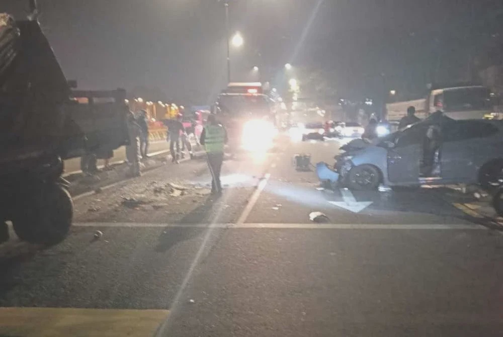 Image from: Wanita maut kereta langgar belakang lori di lampu isyarat