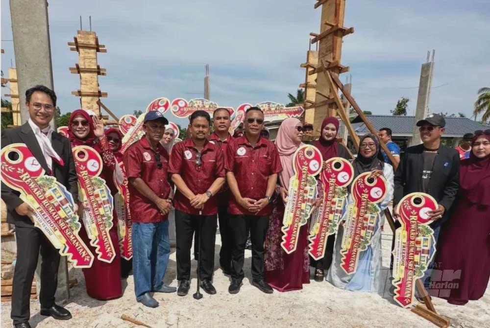 Image from: 15 ahli komuniti Emas Sri Semantan terima banglo RM350,000