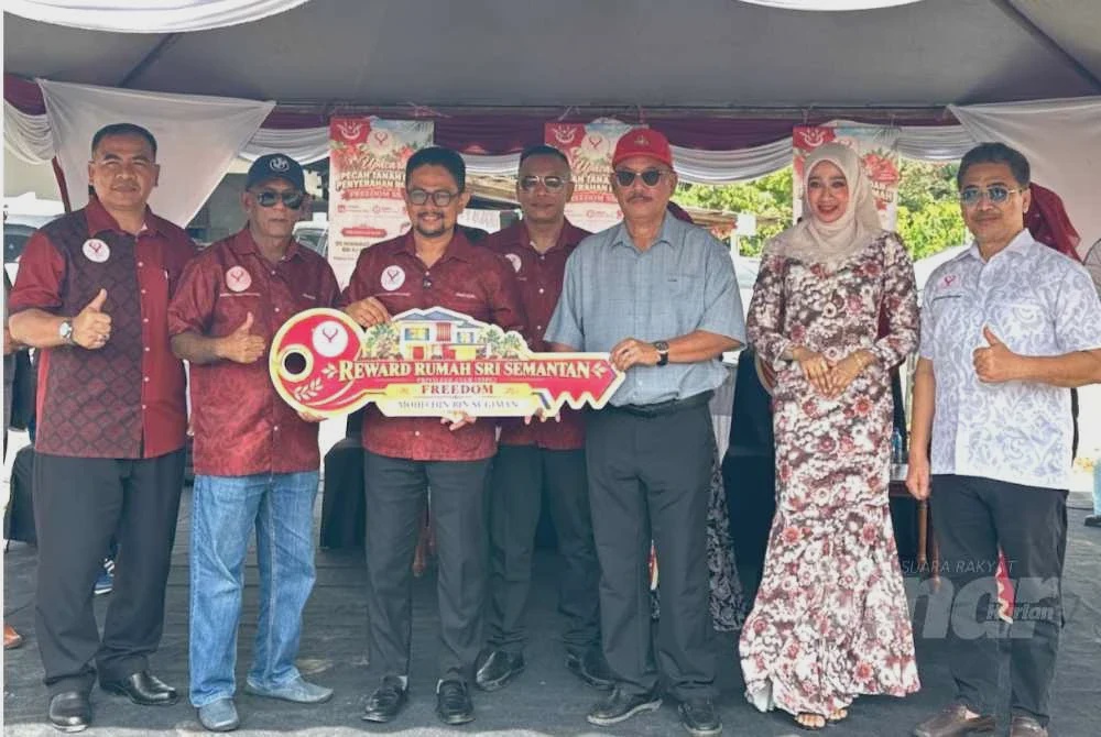 Image from: 15 ahli komuniti Emas Sri Semantan terima banglo RM350,000