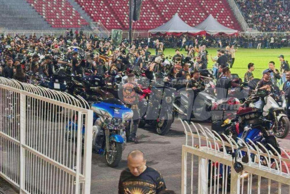 Image from: Tengku Mahkota Kelantan berkenan ketuai konvoi 3,000 motosikal ke Malam Semarak Daulat