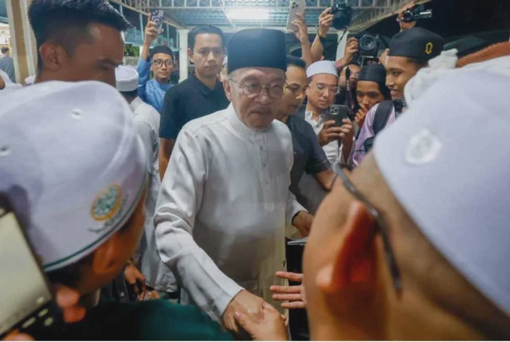 Image from: Krisis institusi diraja, adat Negeri Sembilan: 'Saya tak mahu campur' - Anwar