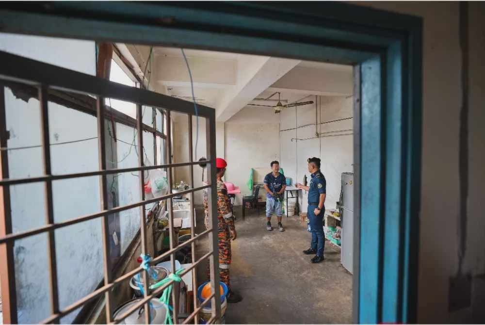 Image from: Bomba bongkar asrama ‘sarang burung’ pelajar dalam premis pejabat