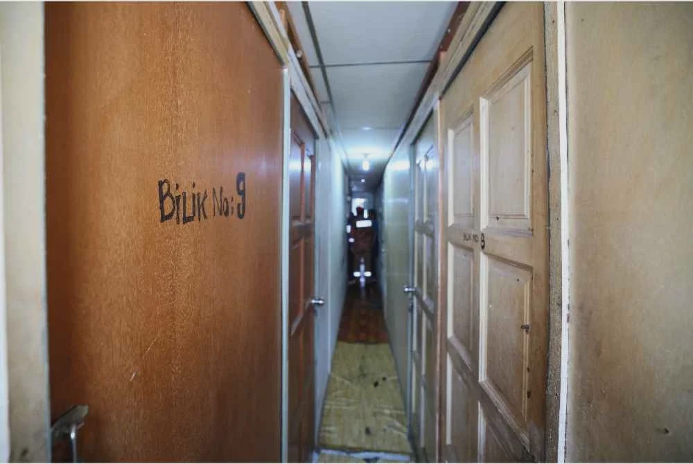 Image from: Bomba bongkar asrama ‘sarang burung’ pelajar dalam premis pejabat