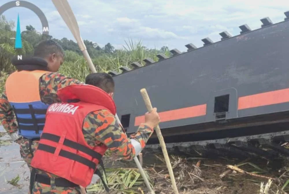 Image from: Pemandu jengkaut lemas, jentera terbalik di Tasik Bera