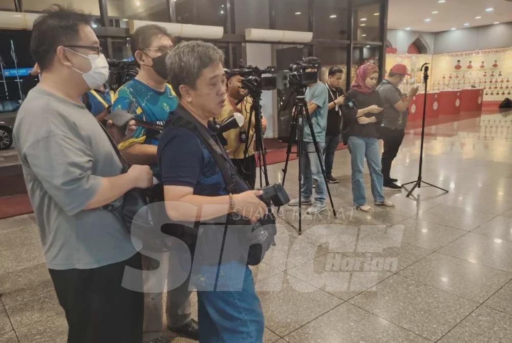 Image from: Mesyuarat tiga jam, Ismail terus berdiam diri
