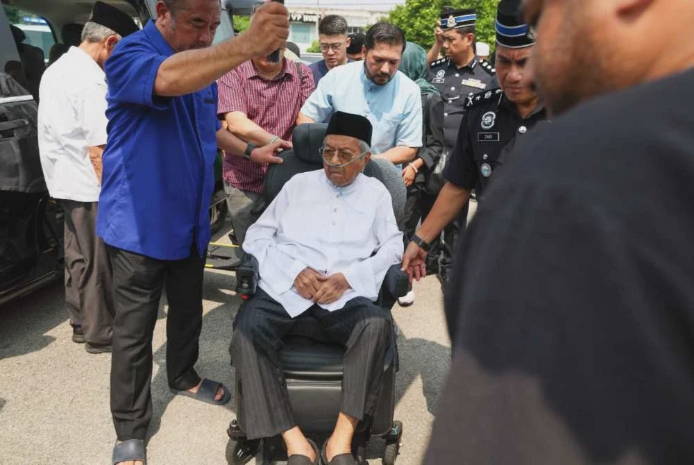 Image from: Jenazah Tun Dr Hasmah dibawa ke masjid untuk disolatkan