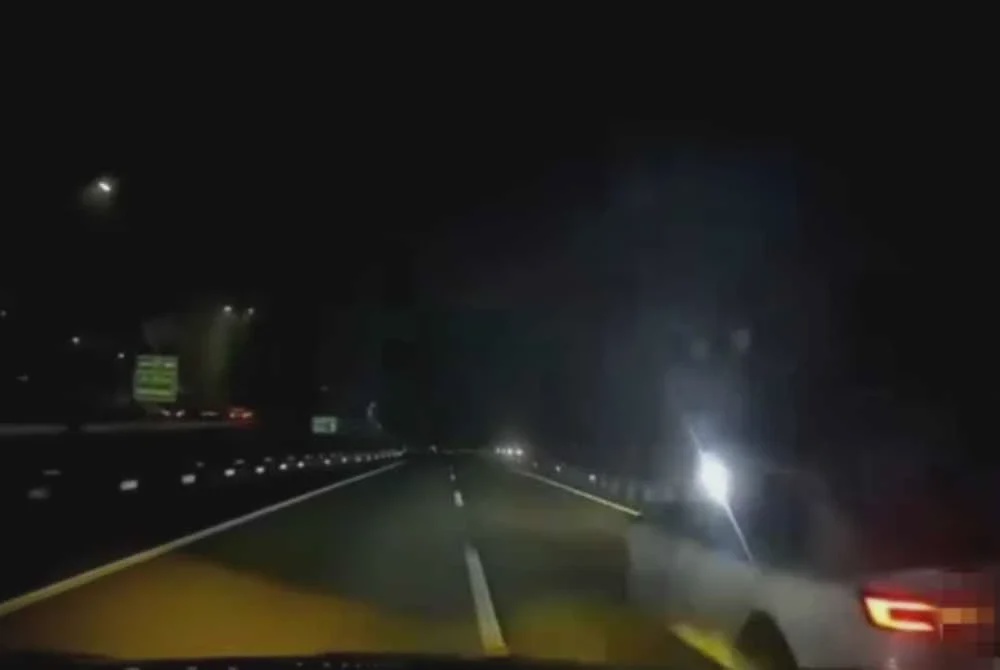 Image from: Polis buru pemandu terlibat aksi berbahaya, pasang lampu strobe