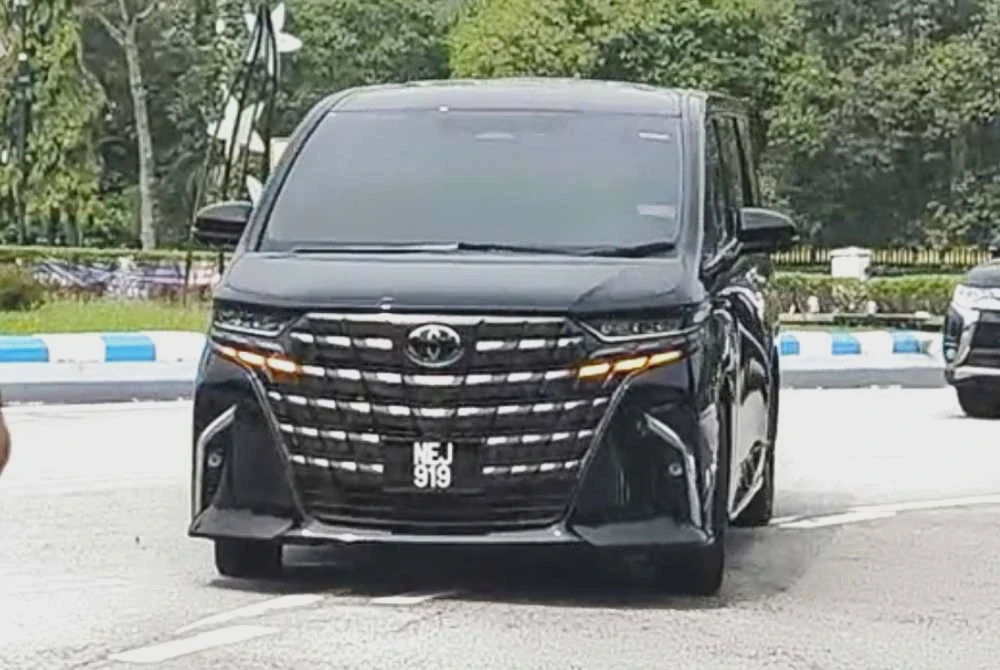 Image from: Ismail Lasim menghadap Tuanku Muhriz