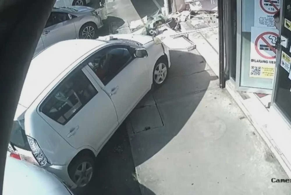 Image from: Pemandu terpijak pedal minyak, kereta rempuh premis, kenderaan lain