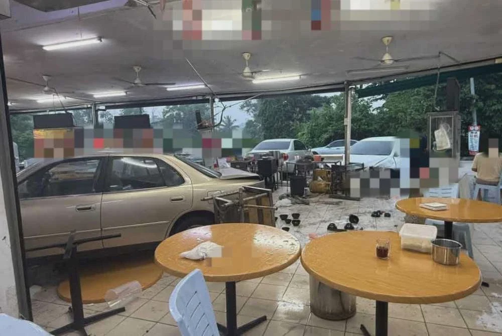 Image from: Cemas selepas langgar kereta, warga emas rempuh kedai makan
