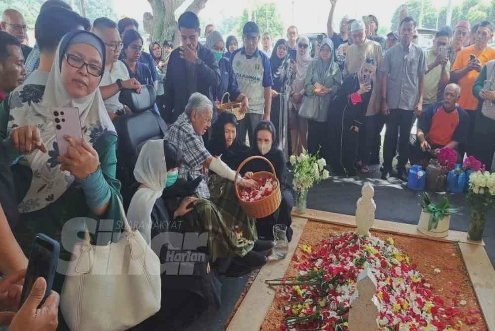 Image from: Air mata Tun M tumpah lagi ketika ziarah pusara Tun Dr Hasmah