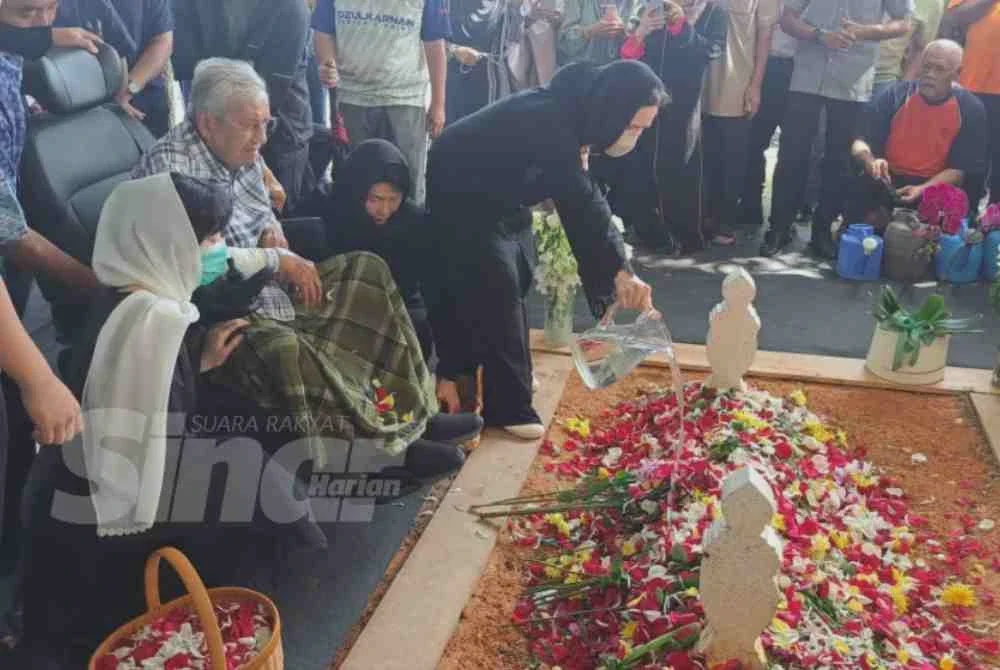 Image from: Air mata Tun M tumpah lagi ketika ziarah pusara Tun Dr Hasmah