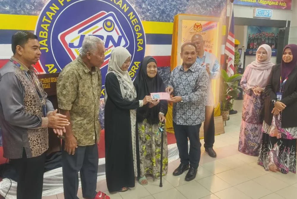Image from: Bedah teruja perbaharui MyKad Generasi Baharu pada usia 102 tahun
