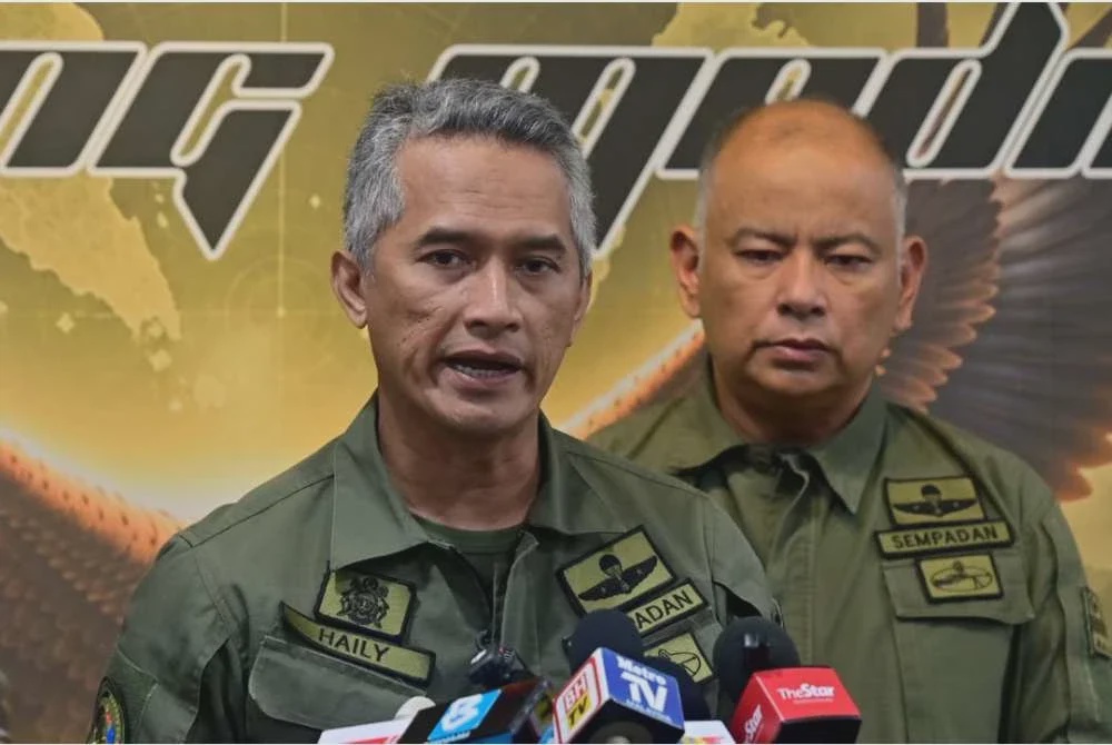 Image from: [VIDEO] Insiden video tular: Ketua Pengarah AKPS tahan ‘ulat’ warga asing depan mata