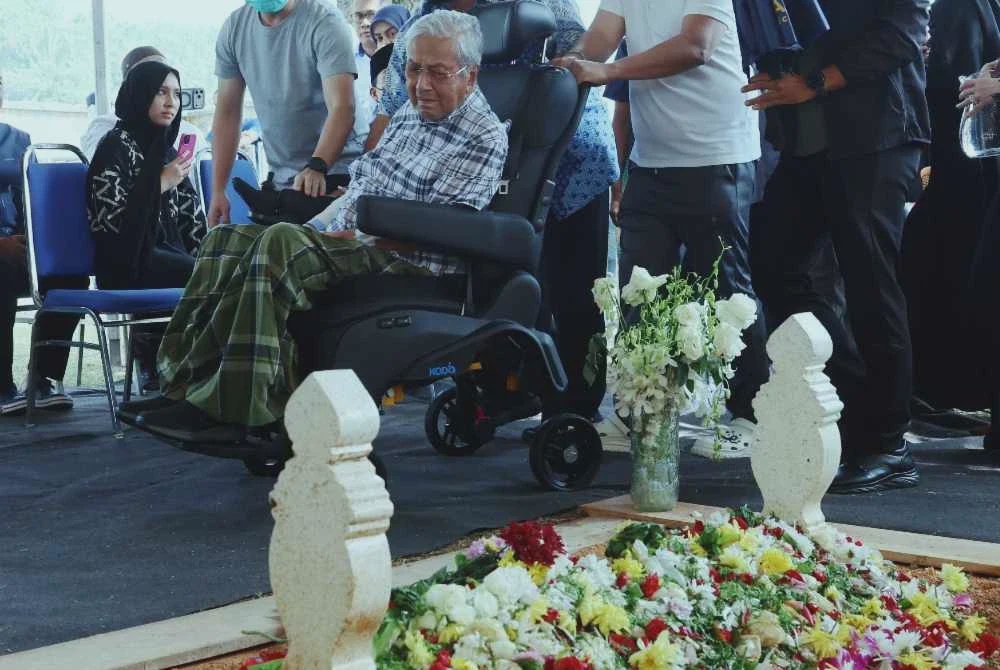 Image from: Mukhriz rayu beri ruang, masa kepada Tun Dr Mahathir