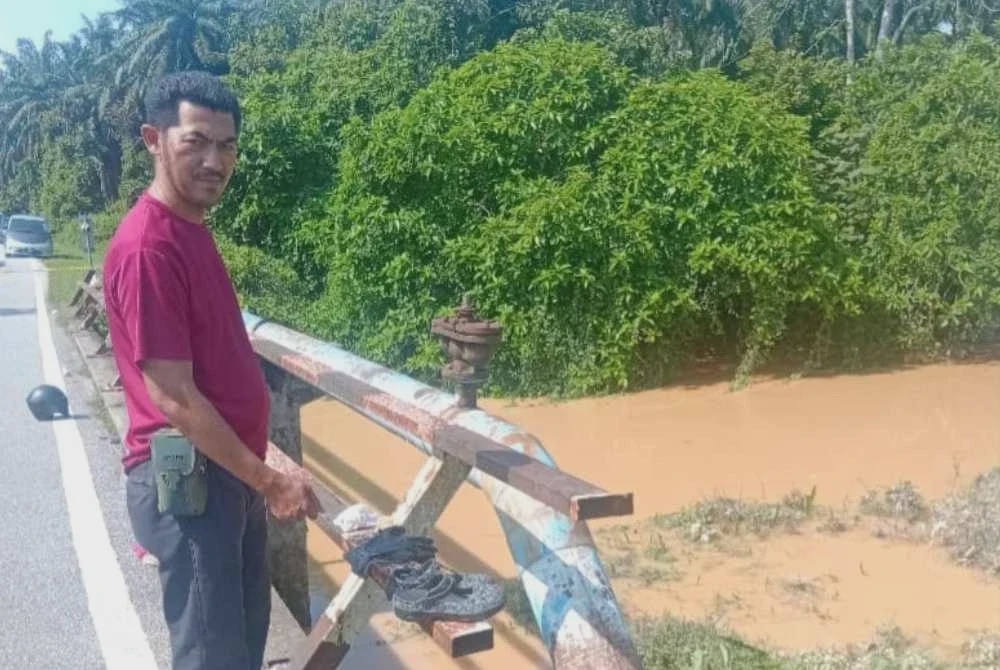 Image from: Kereta dipandu warga emas terjunam dalam sungai, hanya selipar dan kacang rebus ditemui