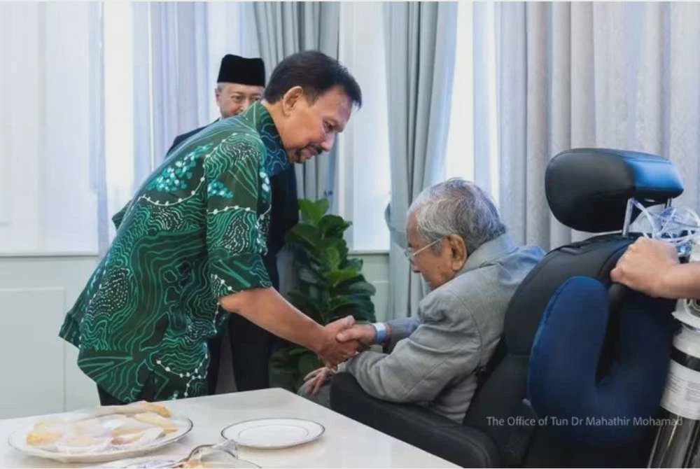 Image from: Sultan Hassanal Bolkiah berkenan menziarahi Tun M di IJN