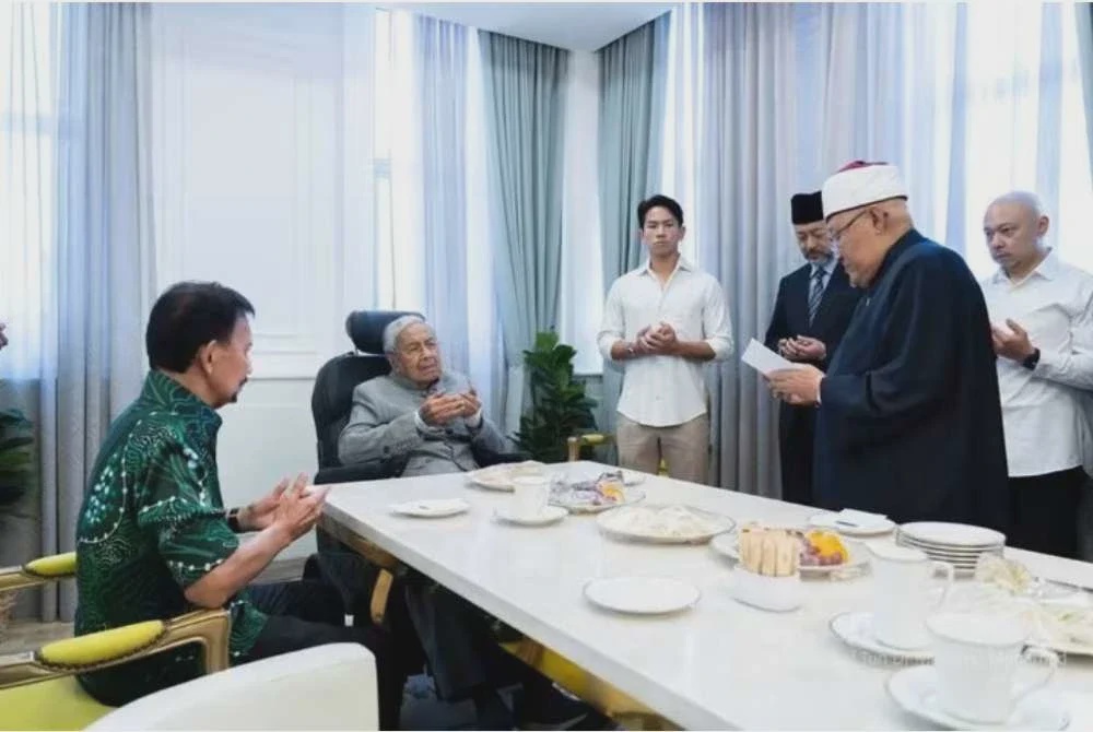 Image from: Sultan Hassanal Bolkiah berkenan menziarahi Tun M di IJN