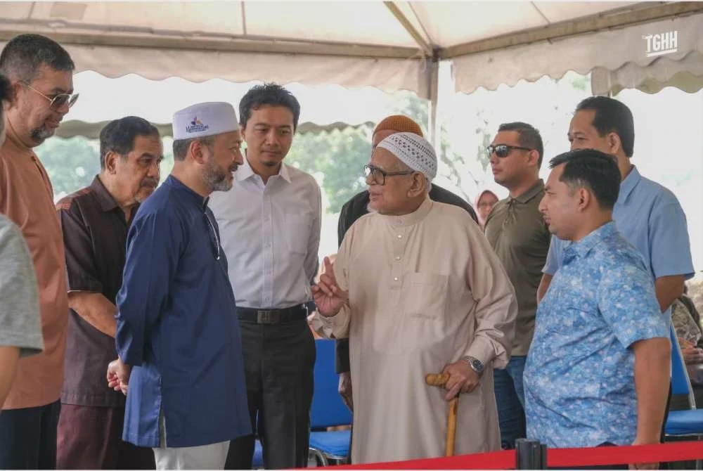 Image from: Abdul Hadi ziarah pusara Tun Dr Hasmah