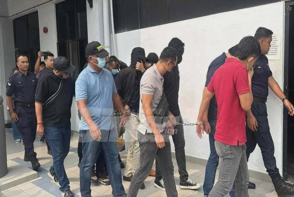 Image from: 12 anggota, pegawai polis dituduh semula kes masukan dadah dalam badan