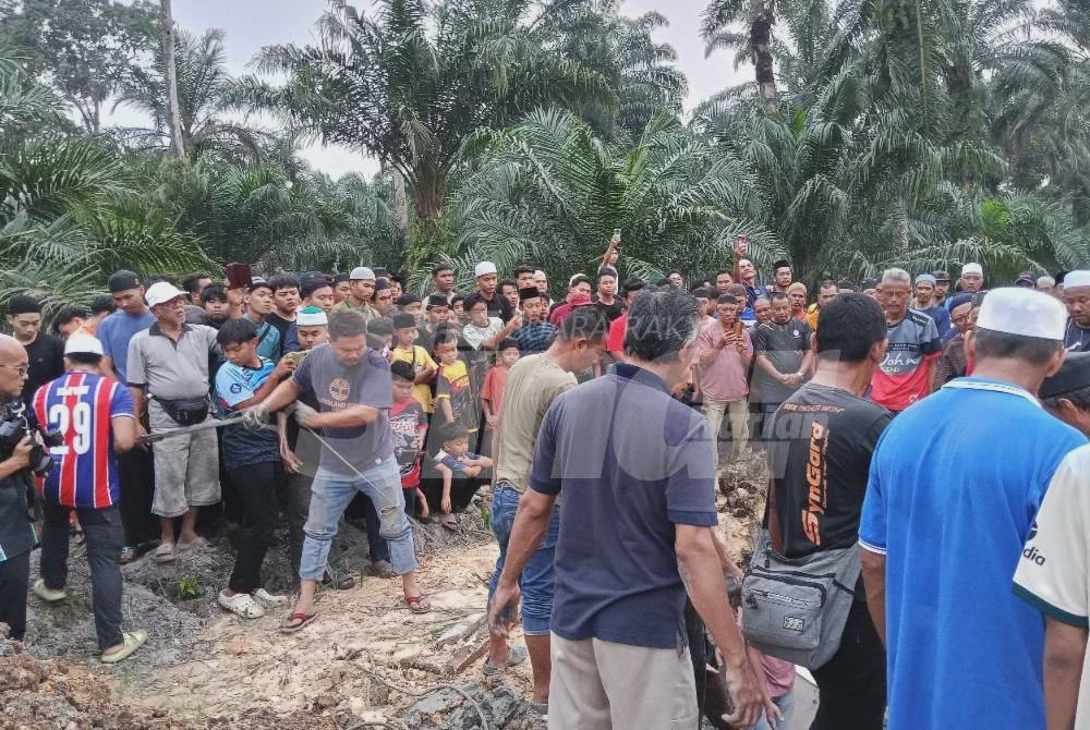 Image from: Tiga beradik selamat dikebumikan dalam satu liang lahad